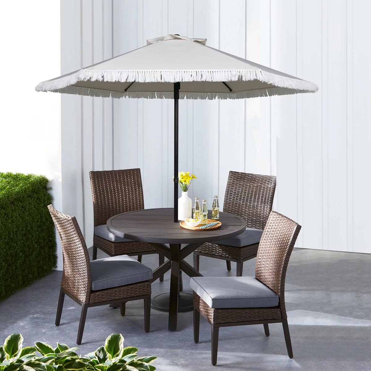 White 7.5' Round Patio Umbrella with Steel Pole K7153